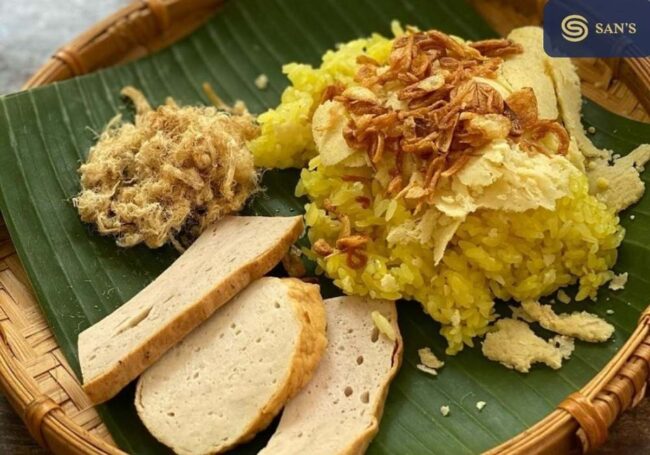 Xoi Xeo (Sticky Rice with Mung Beans)