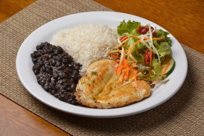 Arroz Blanco con Habichuelas y Carne Frita